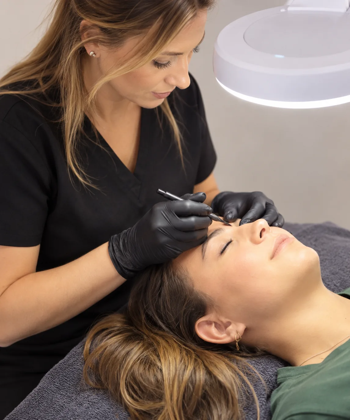 Soin professionnel des sourcils sous lampe LED